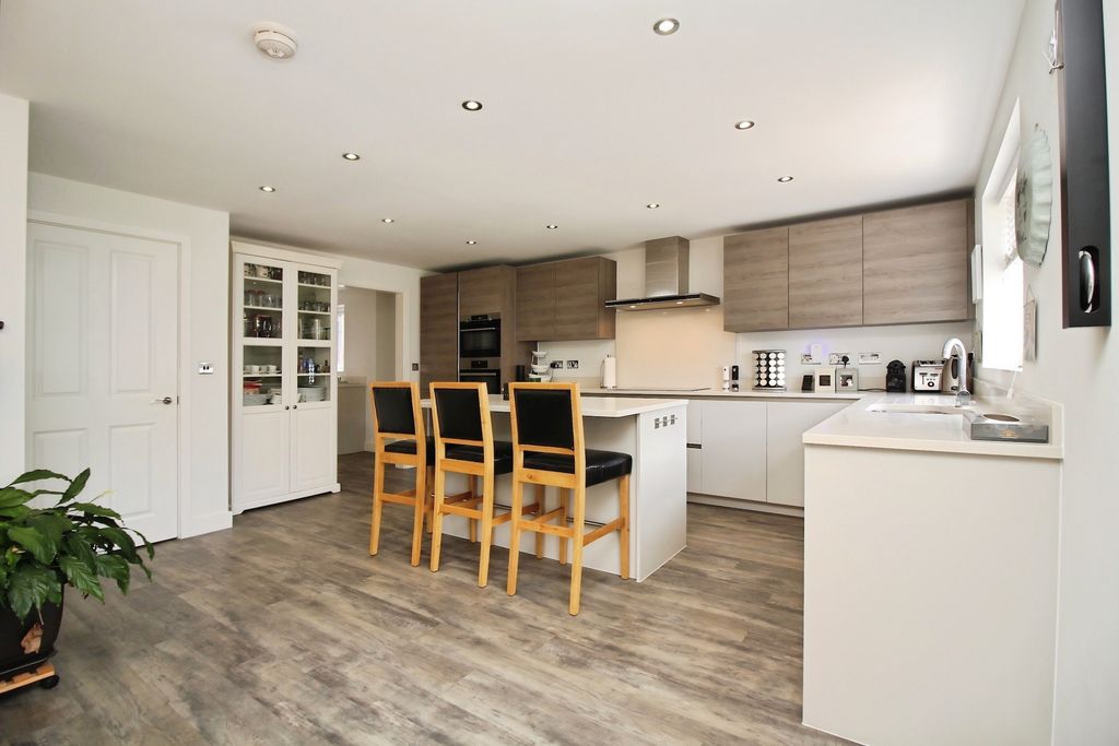 Property photo 3 of 31