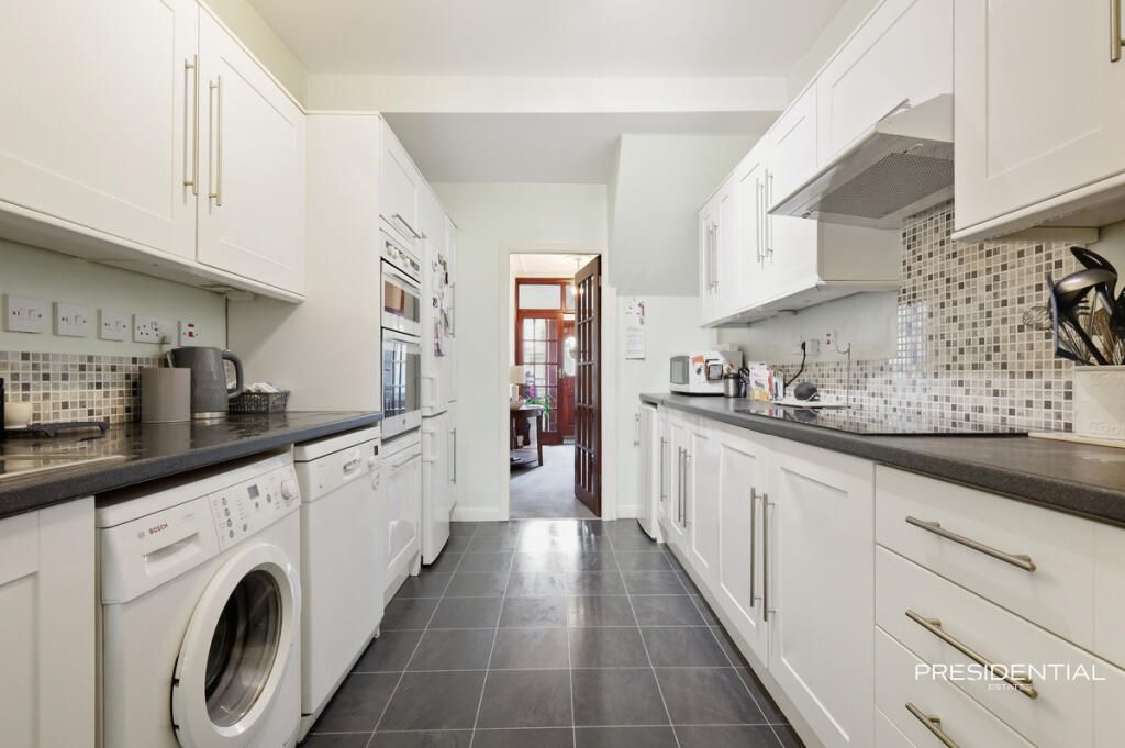 Property photo 1 of 20 Glenwood Gardens, Ilford Ig2