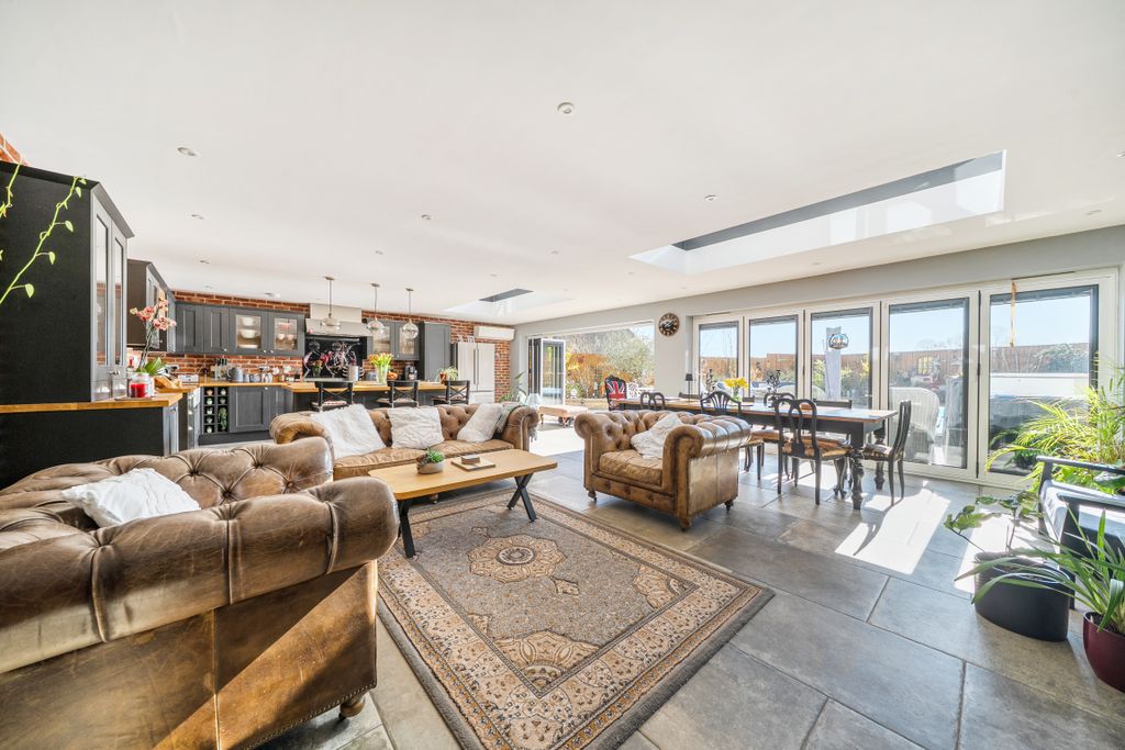 Property photo 3 of 23 14399211169d4d49926887