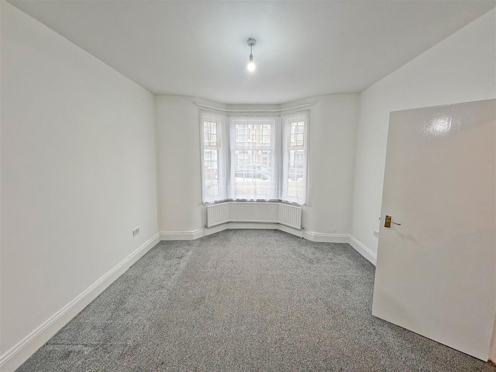 Property photo 2 of 16 Through Lounge