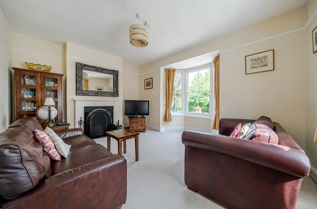 Property photo 2 of 21 Sitting Room
