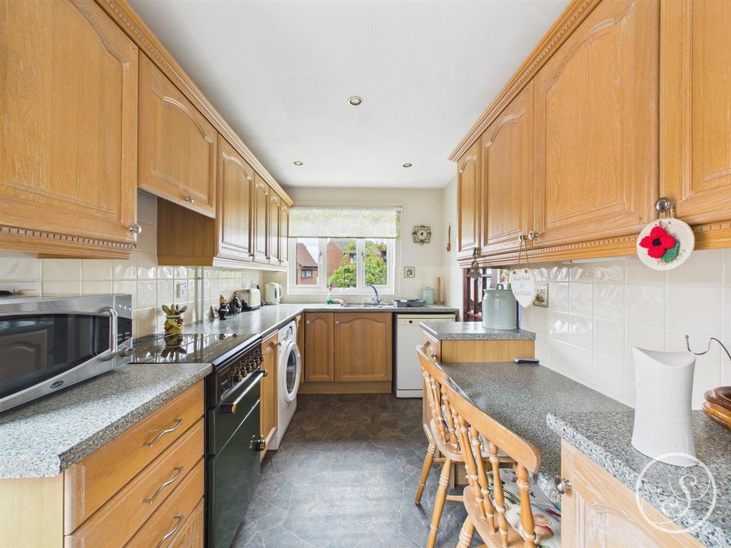 Property photo 3 of 19 Kitchen