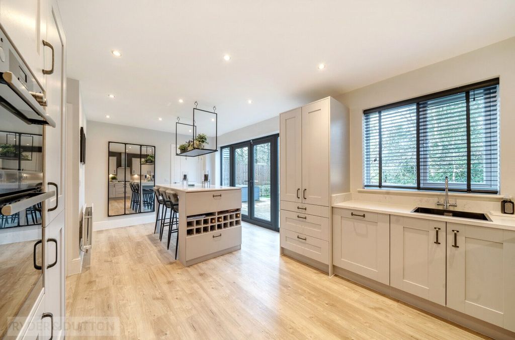 Property photo 3 of 25 Dining Kitchen