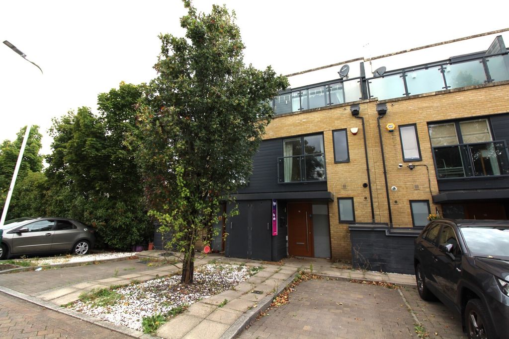 Property photo 1 of 16 External