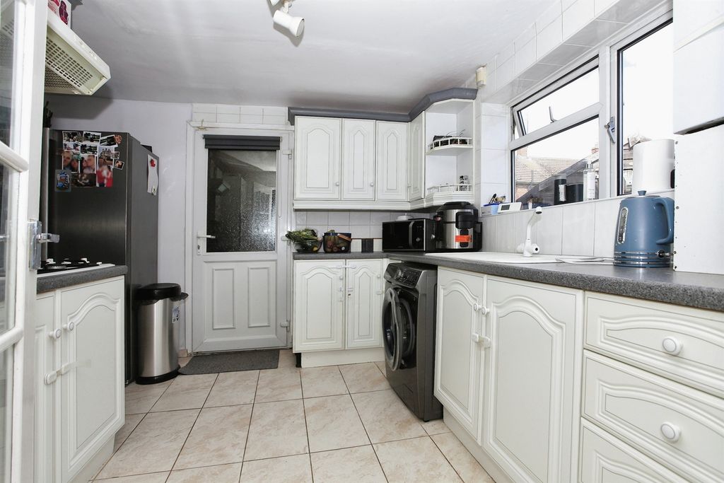 Property photo 2 of 4 Kitchen