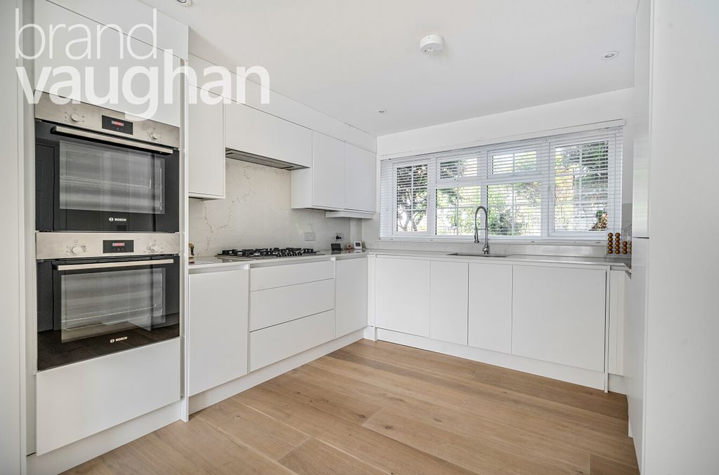 Property photo 2 of 11 Kitchen