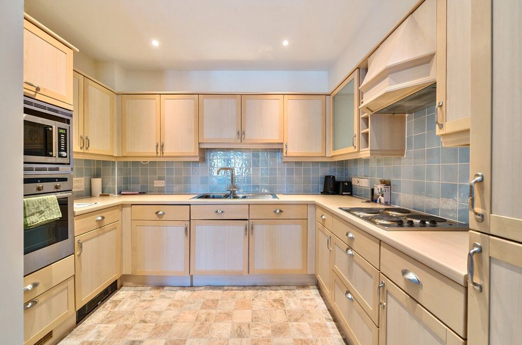 Property photo 3 of 10 Kitchen