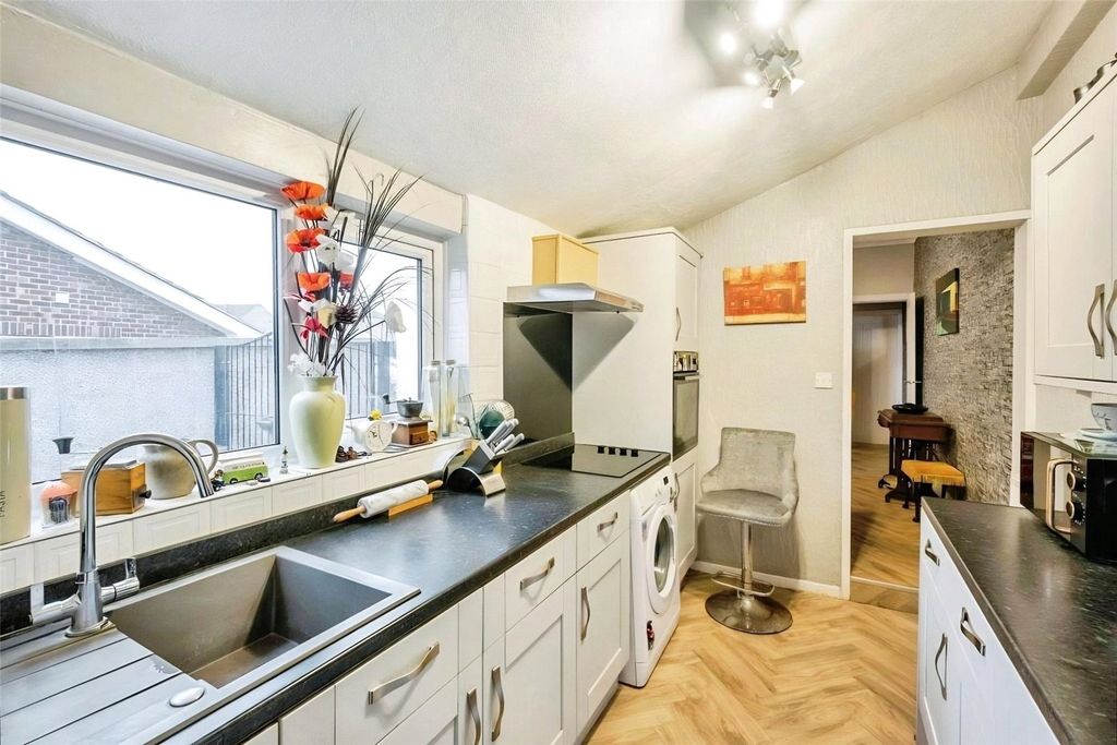 Property photo 3 of 18 Kitchen