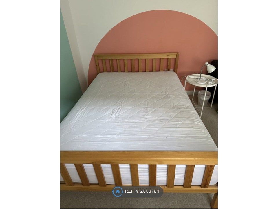 Property photo 2 of 6 Bedroom