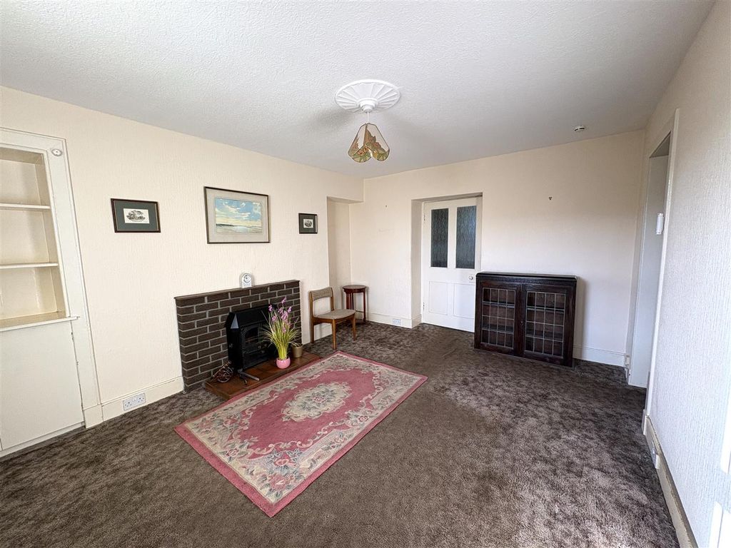 Property photo 3 of 13 Lounge