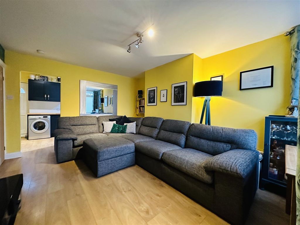 Property photo 1 of 16 Lounge