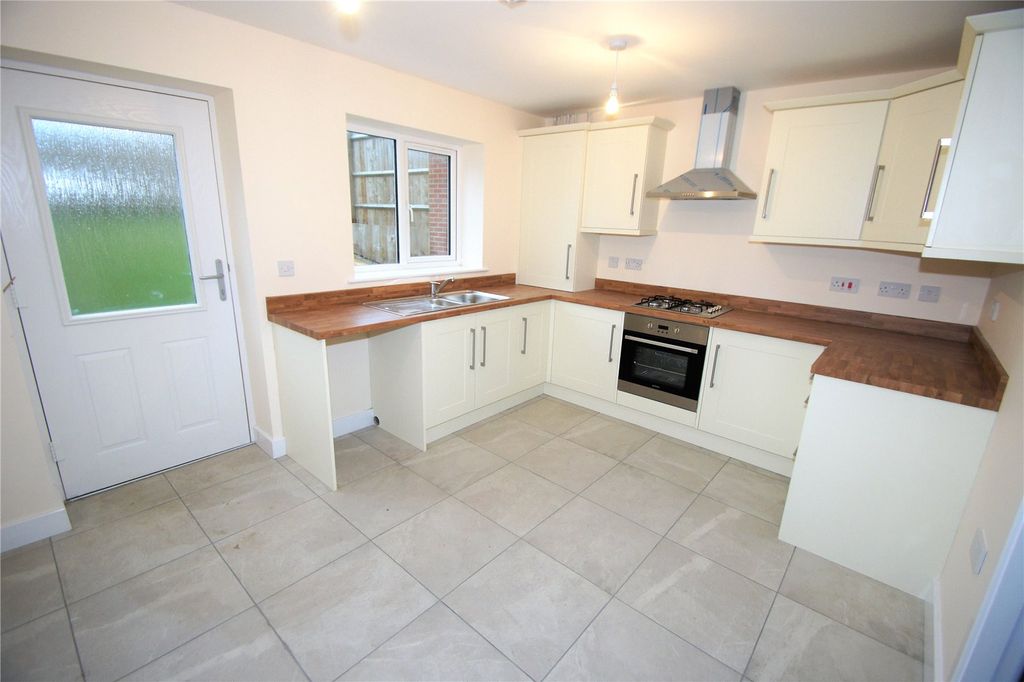 Property photo 2 of 11 Kitchen