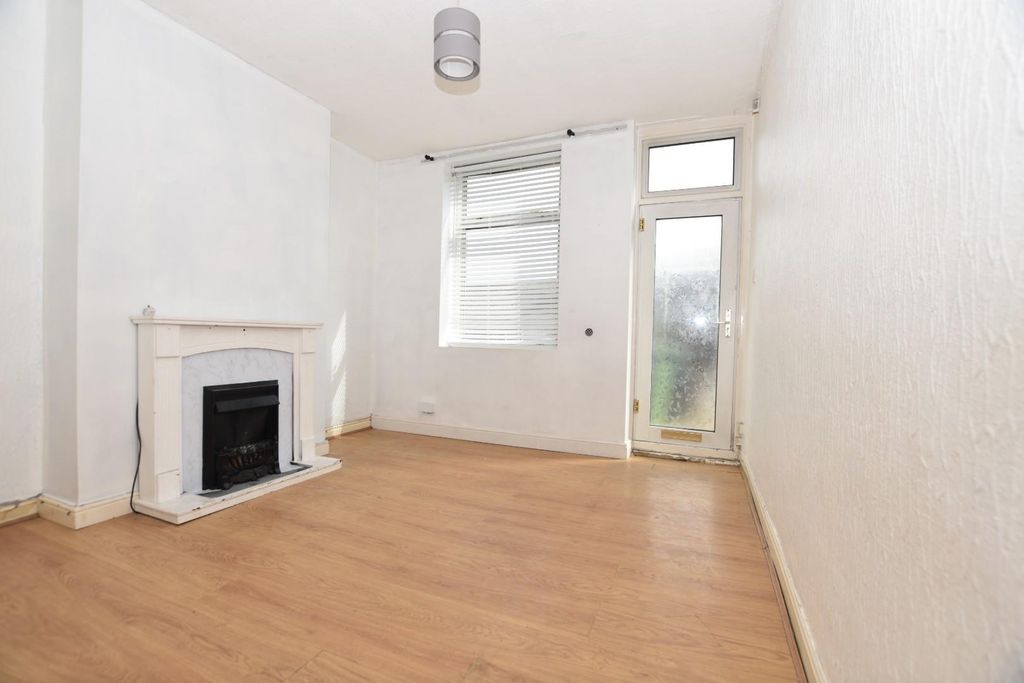 Property photo 2 of 15 Lounge (2).Jpg