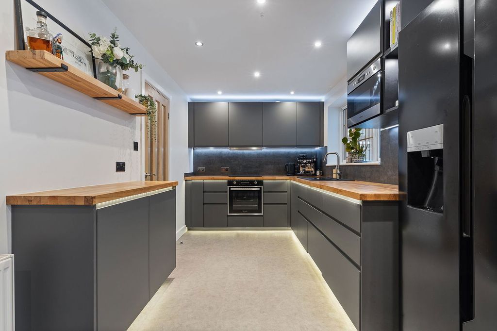 Property photo 2 of 28