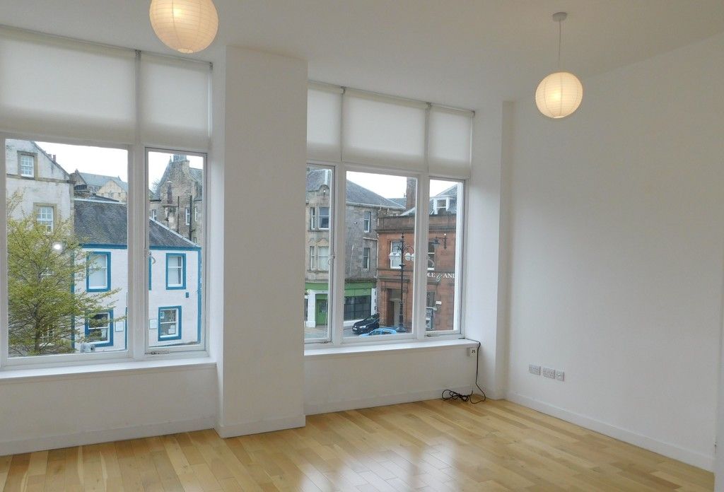 Property photo 3 of 10 Lounge