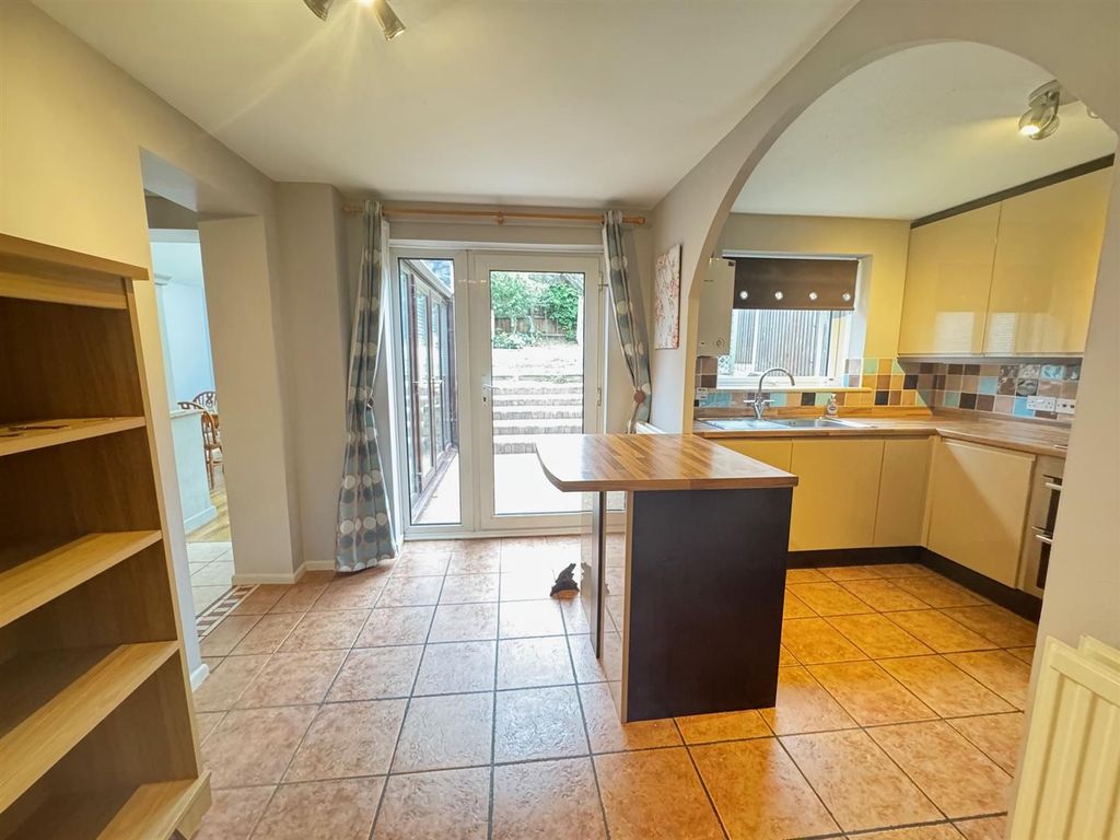 Property photo 3 of 12 Kitchen