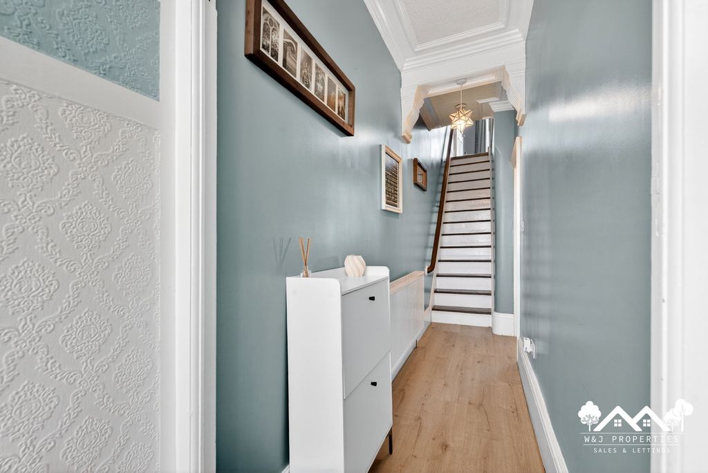 Property photo 2 of 32