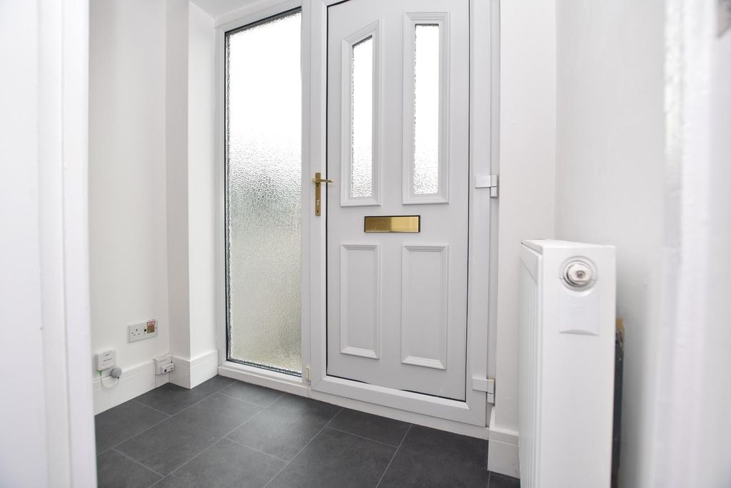 Property photo 2 of 13 Ent Hall.Jpg