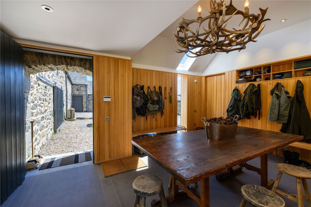 Property photo 2 of 34 Hall Boot Room