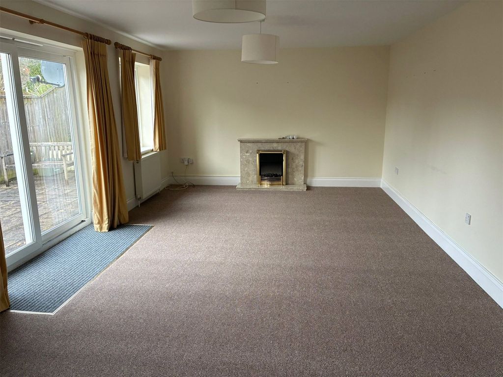 Property photo 3 of 7 Living Room