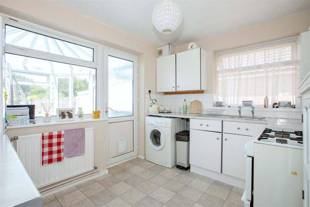 Property photo 3 of 13 Birkdale Close_9.Jpg