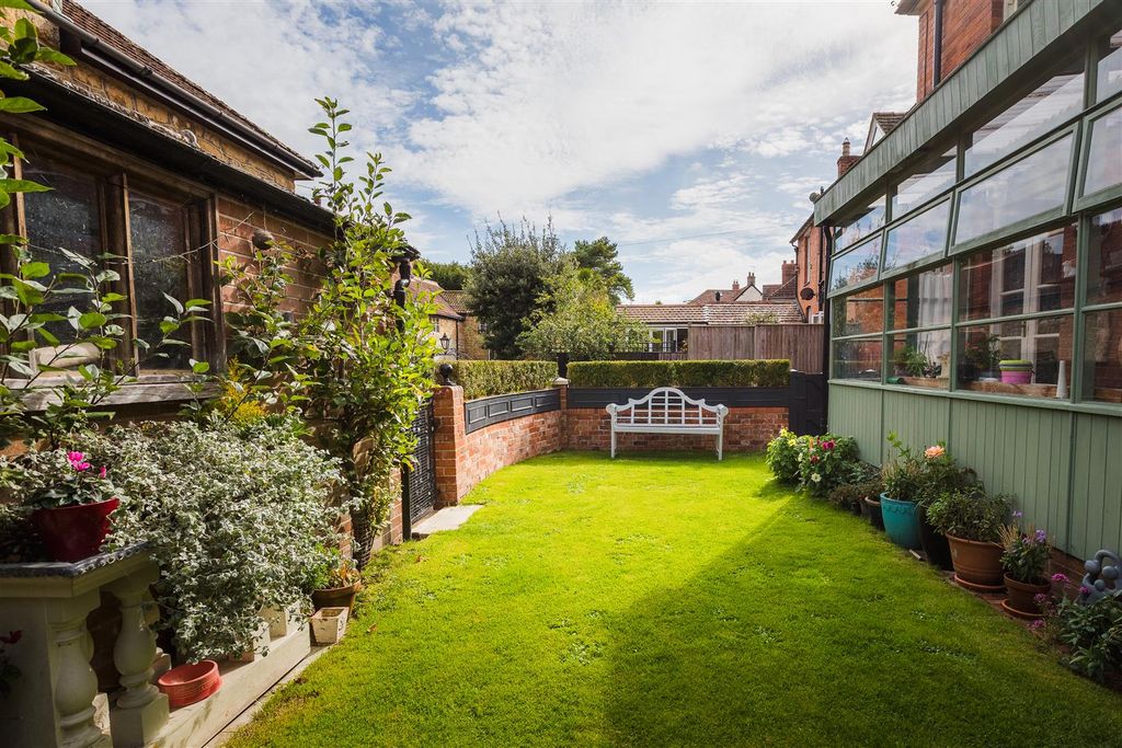 Property photo 2 of 19 2025-09-24-J3145-Eves-0012-Hdr.Jpg