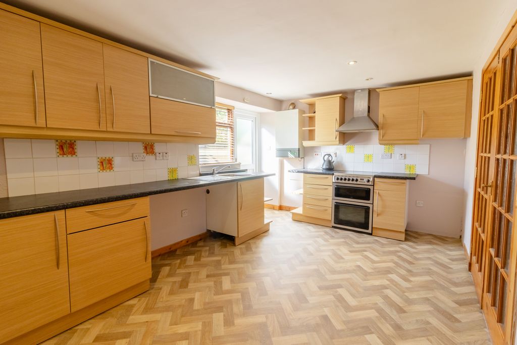 Property photo 2 of 18 Dining Kitchen