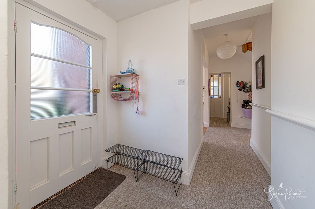 Property photo 3 of 44 Entrance Hall