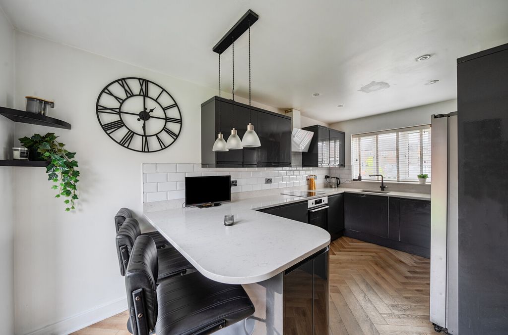 Property photo 2 of 15 14028281569777Ca3B4B66