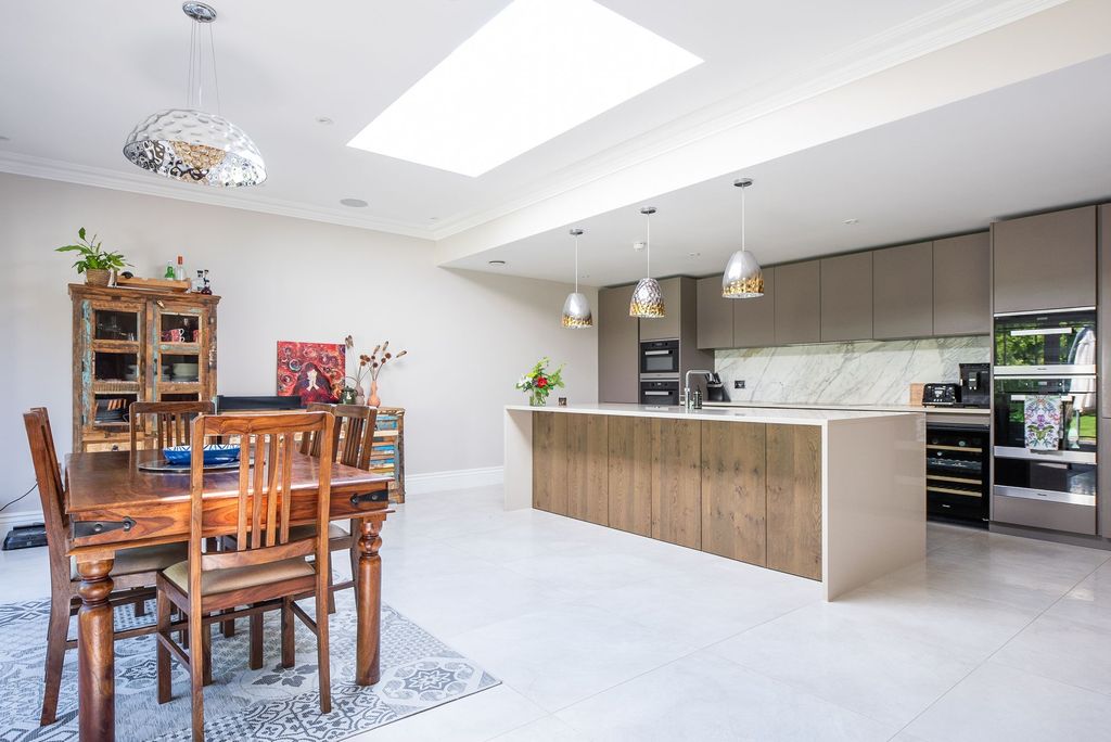 Property photo 3 of 17 Kitchen