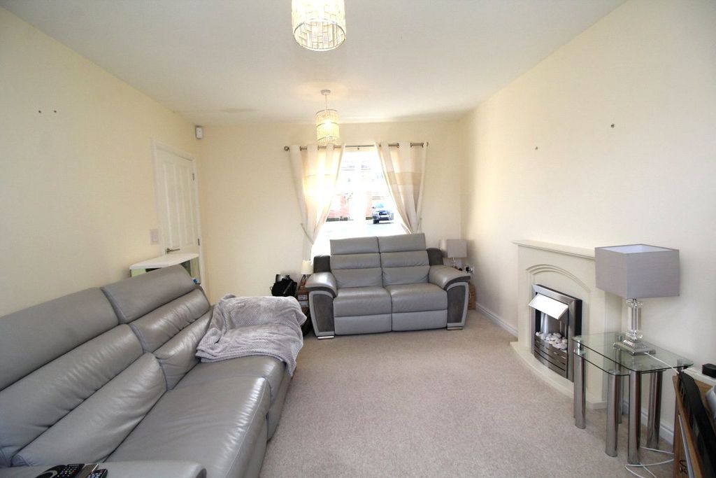 Property photo 2 of 11 Lounge