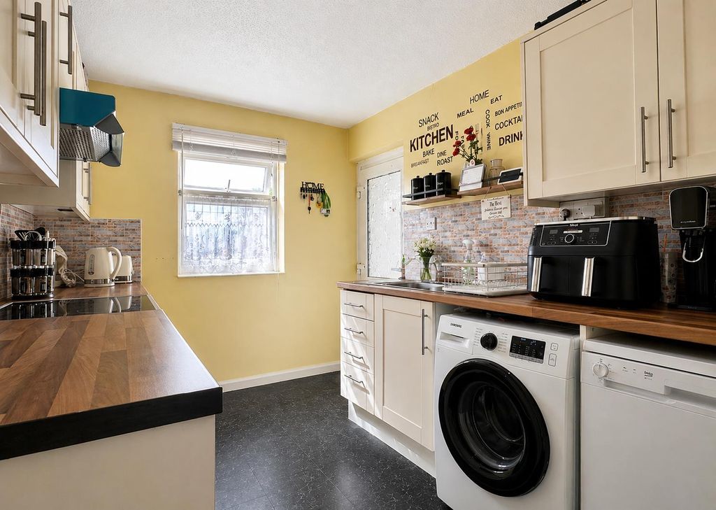 Property photo 3 of 13 D2F19A94-8Da0-45Ea-A9E6-Da98B68329Bd.Png