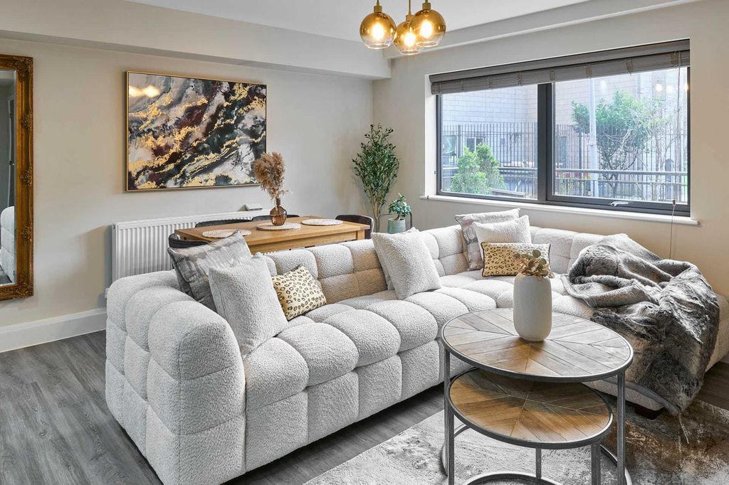Property photo 1 of 18 Living Room