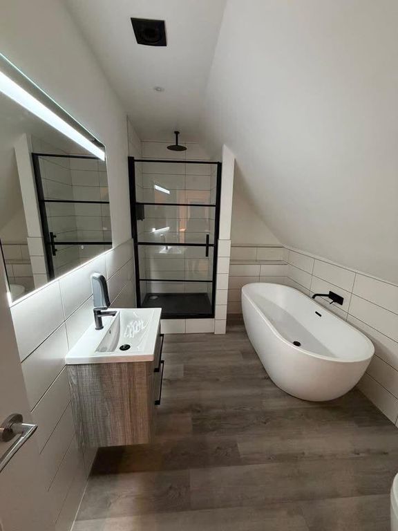 Property photo 3 of 5 Bathroom.Jpeg