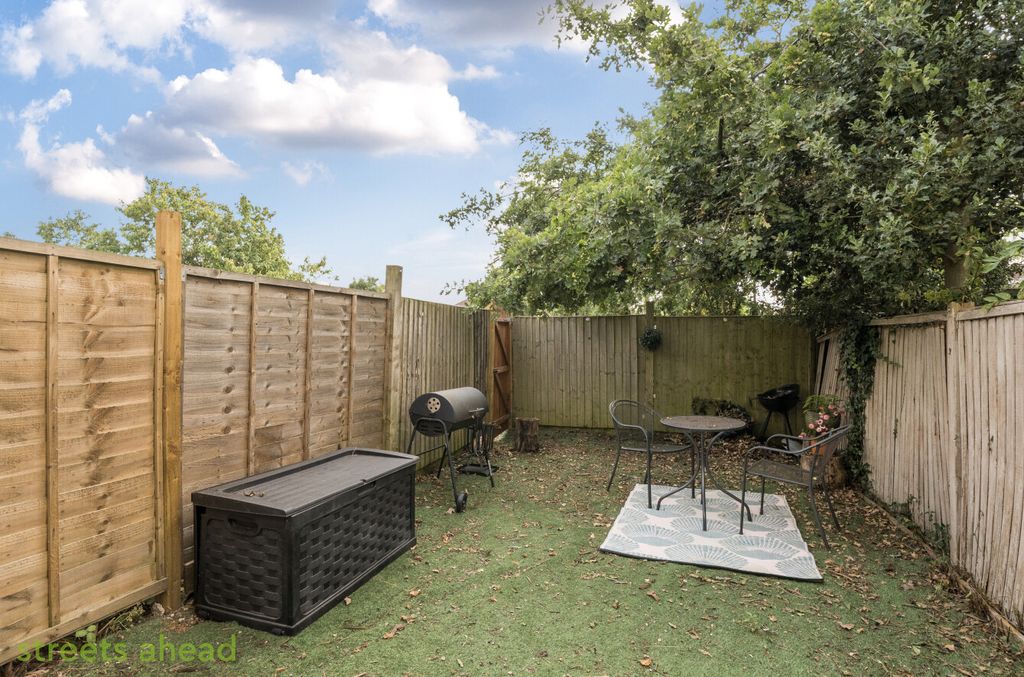 Property photo 2 of 10 056795Ca-323c-4c8...