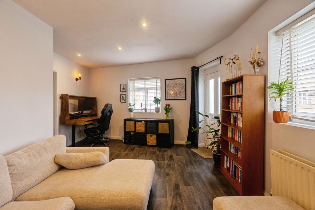 Property photo 2 of 12 Lounge