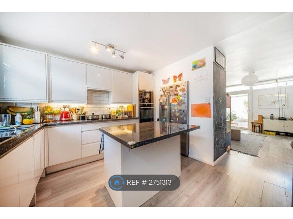 Property photo 2 of 6 Kitchen/ Living Room