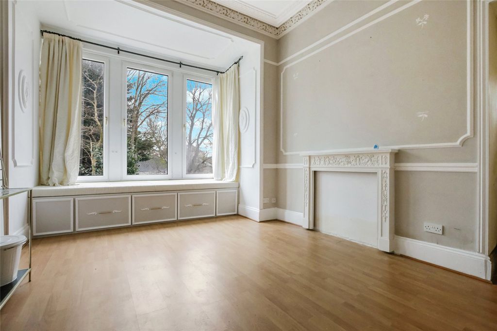 Property photo 3 of 20 Lounge