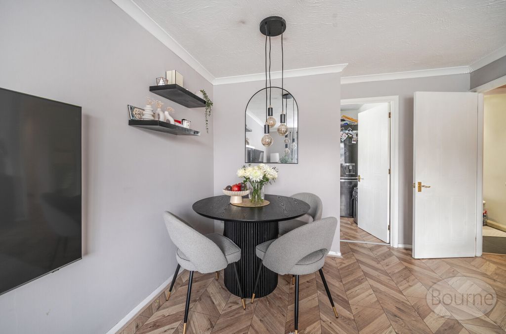 Property photo 3 of 18 E24De458-Dbf2-450...