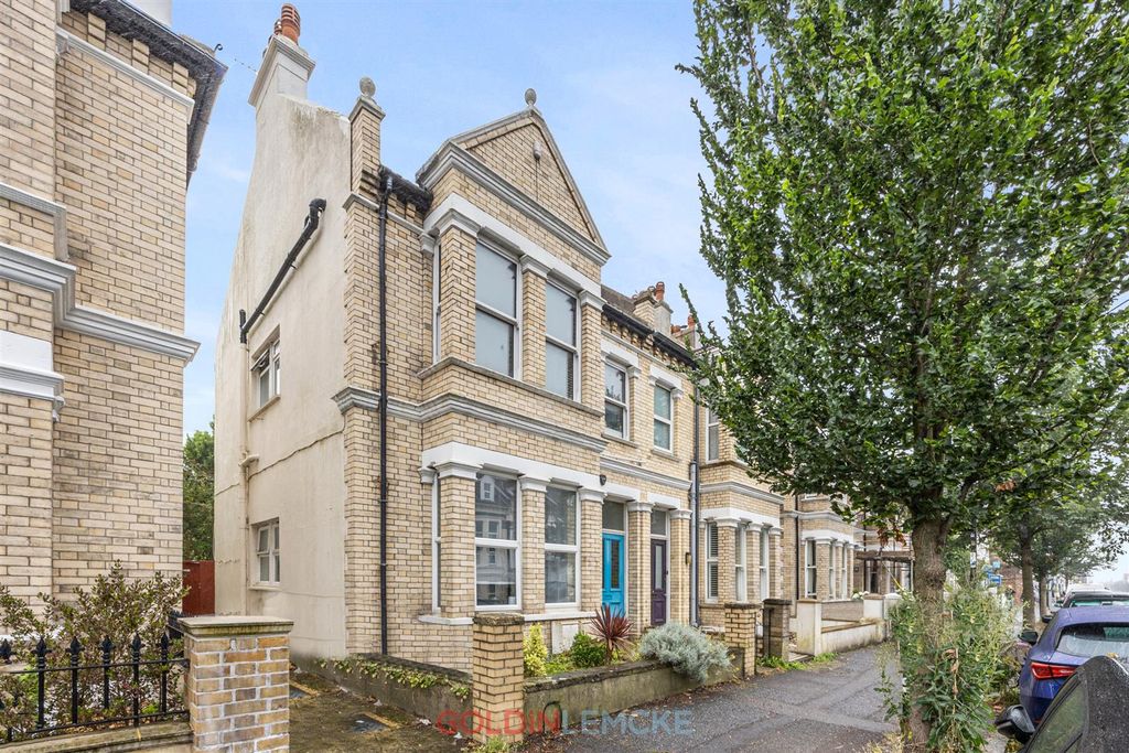 Property photo 1 of 7 Portland Road