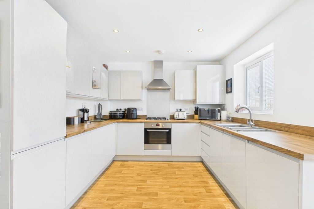 Property photo 2 of 16 A Beautiful Kitchen With Stunning Units And Workto