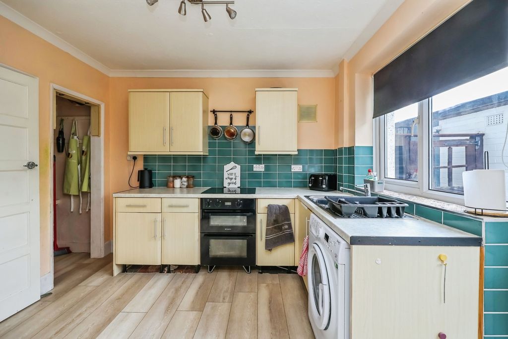 Property photo 2 of 14 Fitted Kitchen