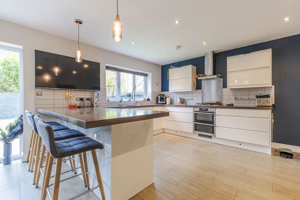 Property photo 2 of 27