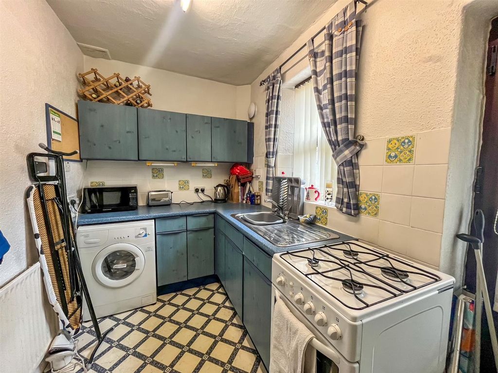 Property photo 3 of 6 Kitchen