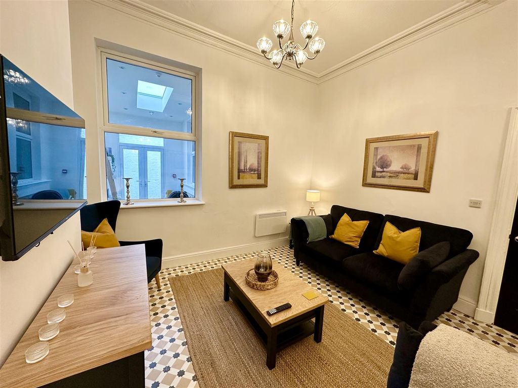 Property photo 3 of 20 Communal Living Area