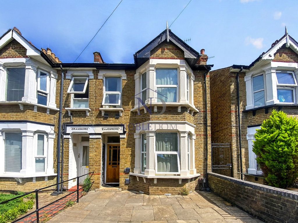 Property photo 1 of 28 Three-Bedroom Two Bathroom End Of Terrace House In Hounslow