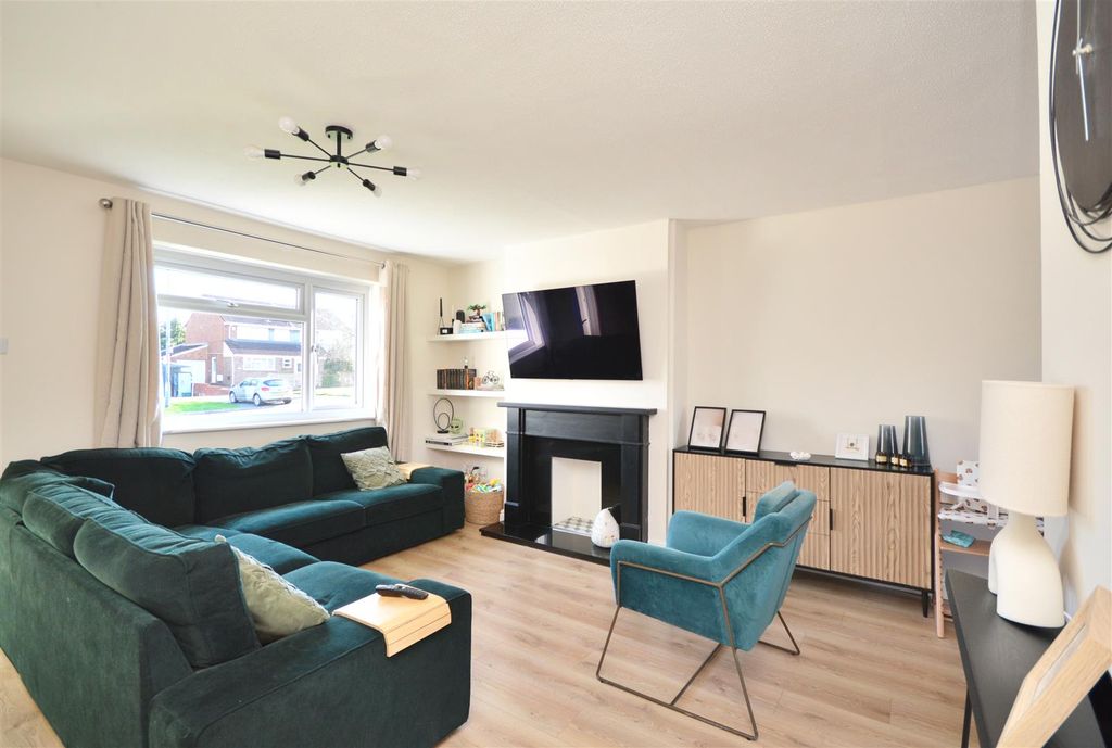 Property photo 2 of 14 Sitting / Dining Room