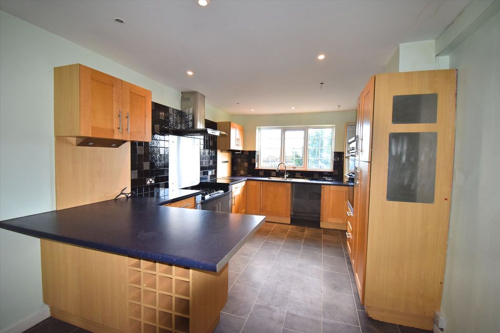 Property photo 3 of 19 Kitchen