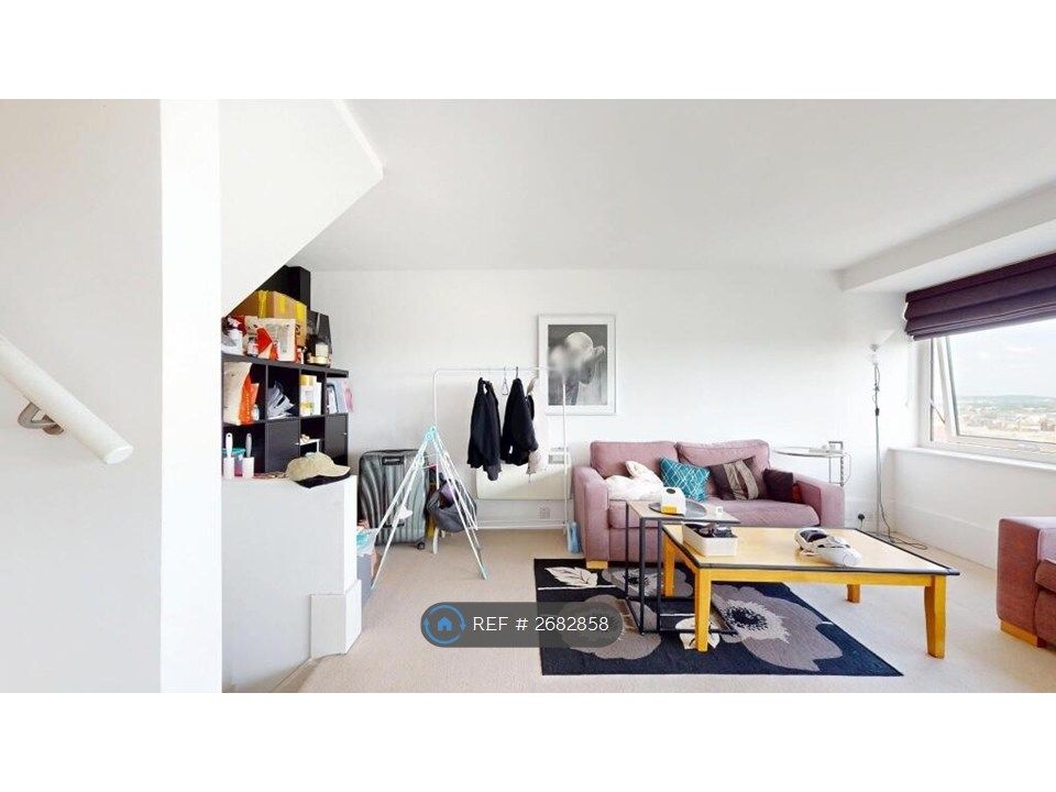 Property photo 3 of 11 Lounge