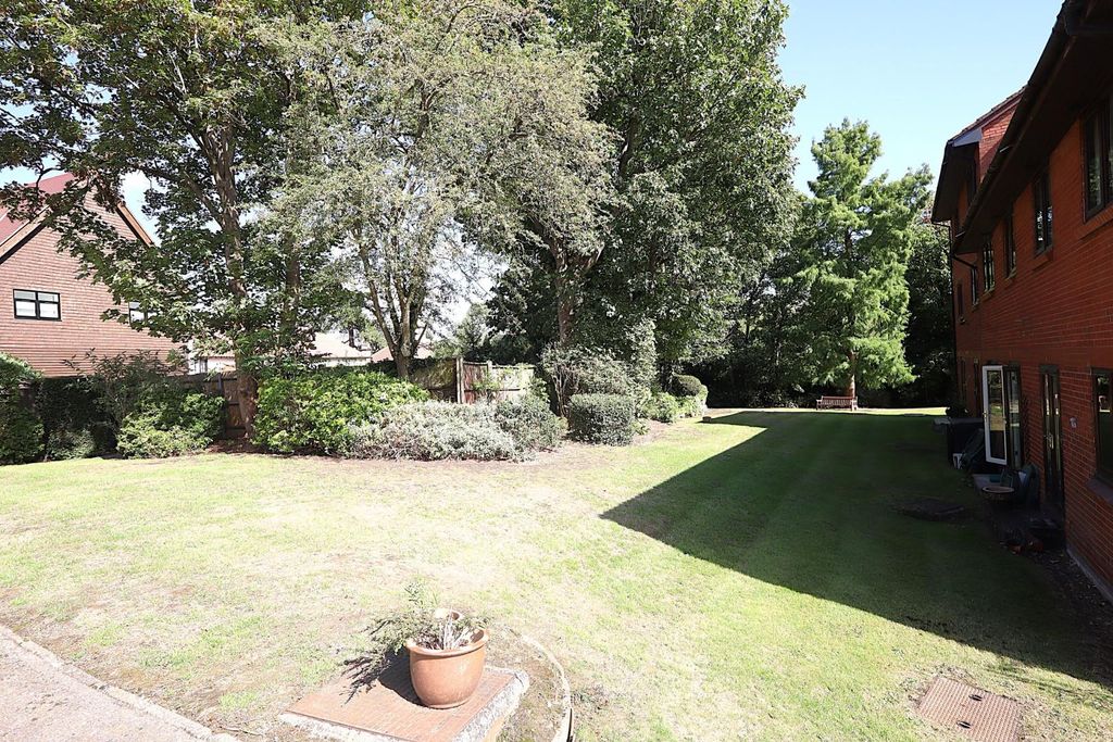 Property photo 3 of 9 Communal Gardens